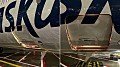  Рейс Alaska Airlines прибывает с открытой грузовой дверью  и Boeing грозит иск на 1 миллиард долларов