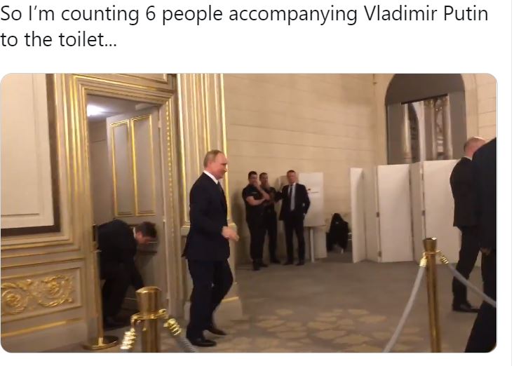  В Твиттере смеются: Путин ходит в туалет в компании 6 охранников